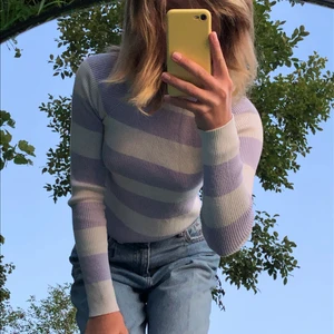 Långärmad BIK BOK tröja strl XS - Jättemysig långärmad tröja med ränder. Ärmarna är lite längre och krage är lite högre än vanligt. 