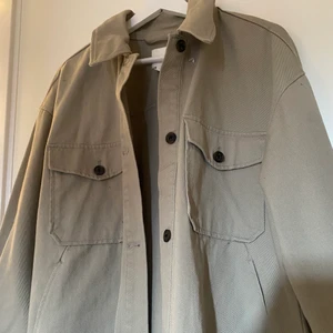 Jeansjacka  - Helt oanvänd jeansjacka från H&M. Storlek S men den är ganska oversized så skulle nog passa en M också. Den är ungefär militär grön men på bilderna ser den mer grå ut. 
