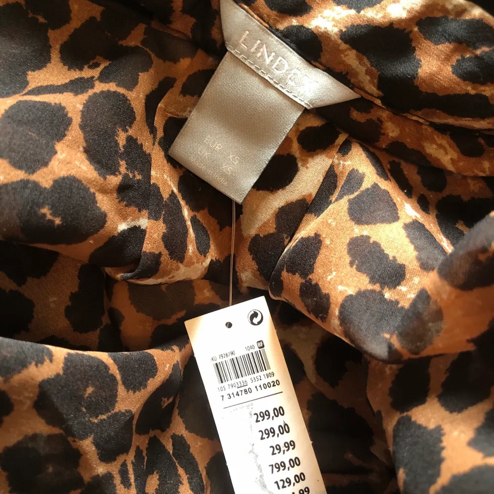 Leopard skjorta i tynre material, går att styla på flera olika sätt. Använd 1 gång men tyvärr inte använd mer än så därav säljer jag den. Väldigt snygg till blåa byxor men även andra färger. Skulle säga att den passar XS-M beroende på.. Skjortor.