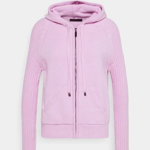 Stickad zip up - Helt slutsåld, jättefin stickad zip up, storlek M men passar allt från S-L beroende på hur man vill att den sitter. Jag har S vanligtvis och sitter oversized på mig! 