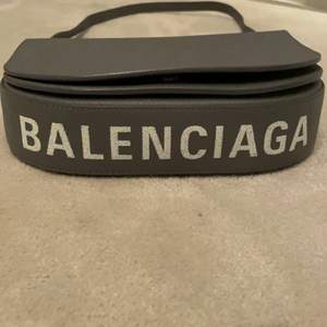  Säljer denna balenciaga väska i grå bra skick och inte använt så mycket.