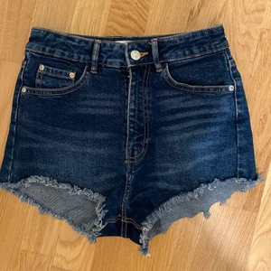 Zara shorts  - Jag köpte dessa shorts förra sommaren på Zara men har inte haft någon användning för de då de är för små. De är i storlek 34 och är i toppenskick! Vid intresse hör av dig :)