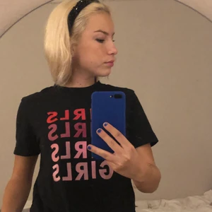 T-shirt med tryck  - Säljer denna snygga och basic tshirt med perfekt passform! Passar till allt❤️Inga defekter och i väldigt bra skick