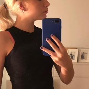 Svart topp - Säljer denna svarta ribbade topp som passar till allt och sitter perfekt! Nästan aldrig använd så i nyskick❤️