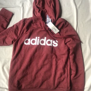 Ny adidas hoodie  - Hoodie från adidas, aldrig använd och lappen ännu kvar, nypris 479. Svårt att göra färgen rättvisa på bild, men den är verkligen finare i verkligheten💕