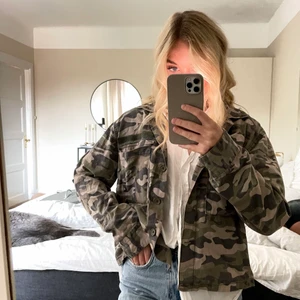 Militärjacka Pull&Bear - En militärjacka från pull&bear i storlek L. Är inte överdrivet oversized på mig som är en S. Bra skick och säljer för 80kr + frakt.