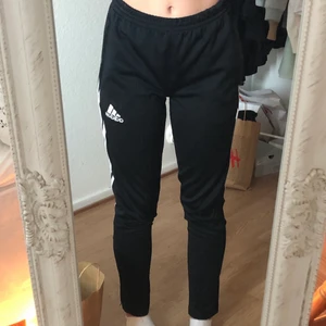Adidas byxor storlek S  - Adidas byxor med dragkedja vid vaden’ använda ett par gånger men är som nya. 