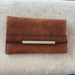 Tiger of Sweden  - Cognacsbrun plånbok från Tiger of Sweden. En del färgskiftningar i skinnet som ses på bilderna. Sedel-mynt och kortfack. Nypris ca 800kr. 