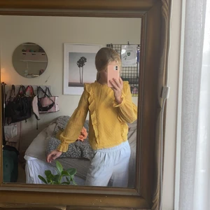 Strl: 146/152  - Använt 2 gånger, köpt på lindex för 350 kr⚡️💖 super fin volangtopp. Säljer för 100 kr + frakt