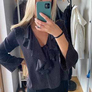 Svart blus med prickar från New look i storlek 8 (XS/S)🤍