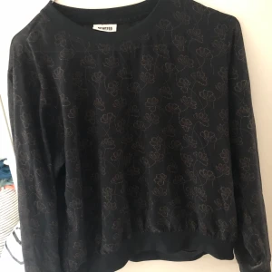 Transparent tröja från weekday - Aldrig använd. Snygg transparent tröja med guldiga detaljer ❤️‍🔥