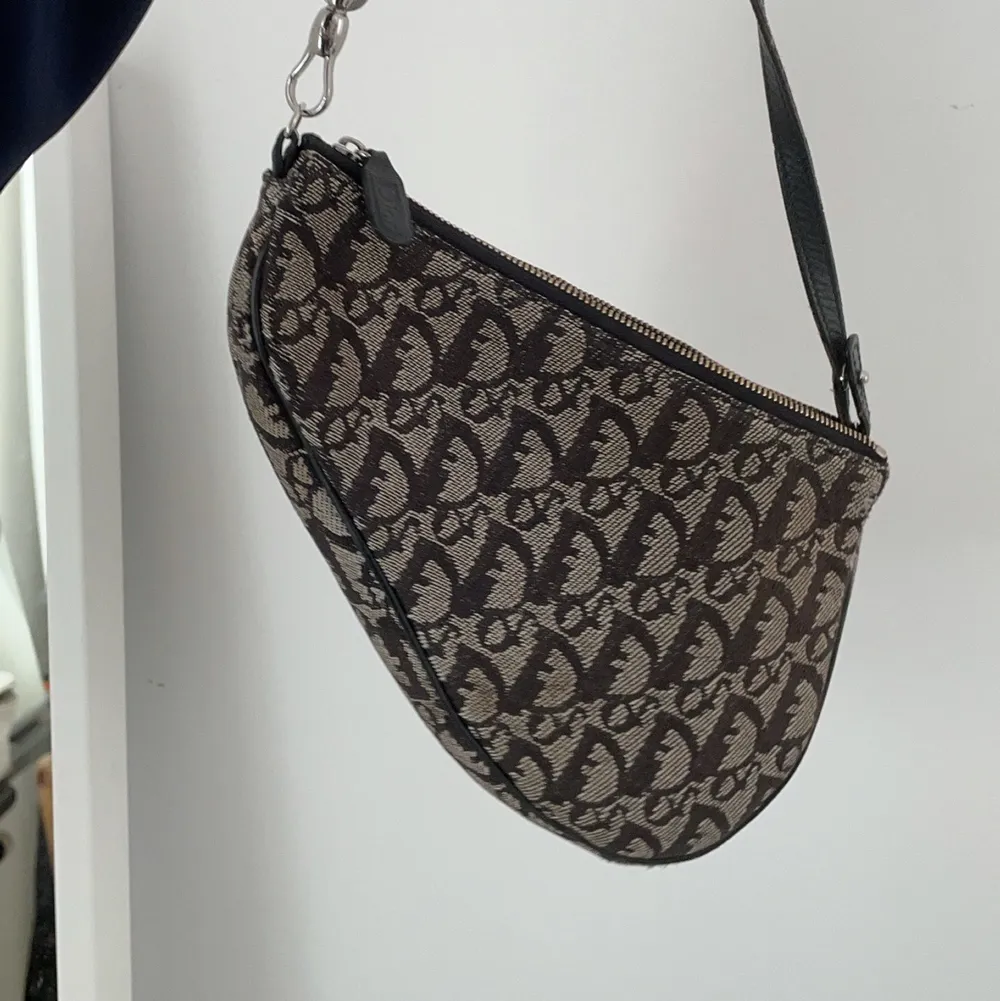En dior väska jag köpt på refound_clothing (instagram) för ca 2 år sen. Den har lite slitning på väsk bandet men annars bra skick!!! Den är köpt i Milano 2007, Dior mini saddle. . Väskor.