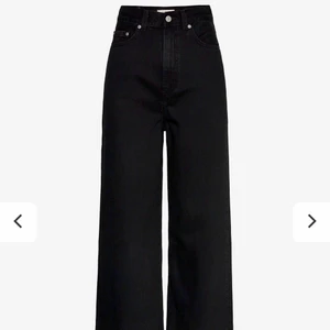 Levis high loose strl 25 / längd 33 - Sparsamt använda, höga i midjan, sitter super snyggt på men är något för små då jag råkade köpa 25 istället för 26. Börjar bli slut sålda på nätet 