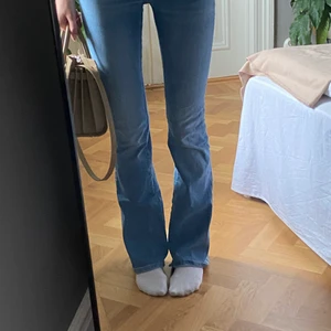 Flare zara jeans - Snygga flare jeans från zara i en härlig blå tvätt. Jeansen är j storlek 36 och är bra i längd för mig som är 177 cm. Om man är kortare är de bara att klippa. Jeansen har medelhög midja och är knappt använda och därav i väldigt bra skick. Fråga gärna om fler bilder! Pris kan diskuteras. 