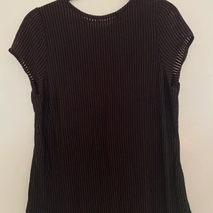 T-shirt från Jucca - T-shirt från Jucca. Nypris över 1000kr. I bra skick. Skriv om du har fler frågor eller om du vill se fler bilder :) 