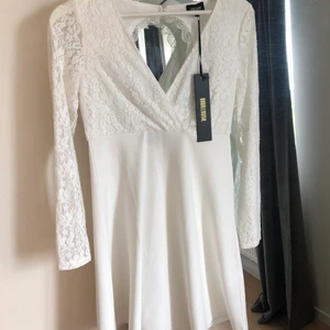 Vit klänning  - Vit klänning från Bubbleroom. Stl S. Aldrig använd.