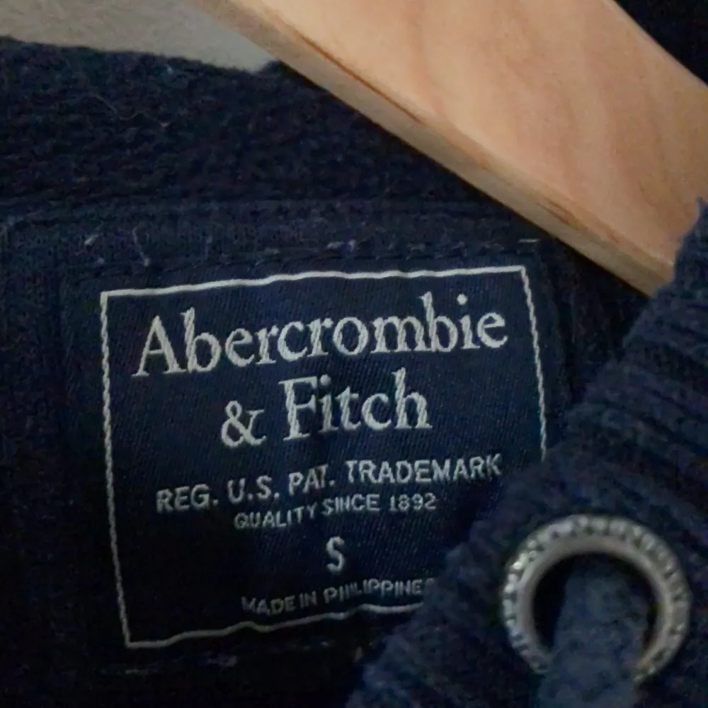 En superfin blå Abercrombie&fitch kofta som tyvärr inte kommer till användning längre! Storlek S men passar även Xs💗 . Tröjor & Koftor.