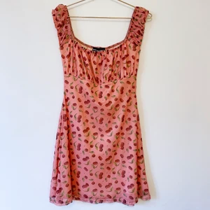 Sommarklänning med körsbär - Söt sommarklänning i tyll med underklänning i satin. En storlek S!