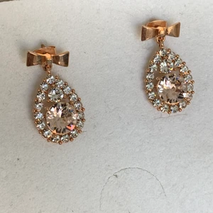 Lily and rose örhängen  - Örhängen från Lily and rose. Oanvända. Rose färgade med rosa/vita stenar. 