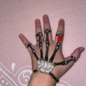 Skelett hand smycke  - Skelett handsmycke :) one size och står ej för postens slarv och skickar med postnord 