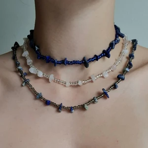 Halsband - 🧚‍♀️Egengjorda limited edition halsband med glaspärlor. Längd går att justera. Jag gör även custommade halsband. Frakt 12kr. OBS DET BLÅ HALSBANDET ÄR SLUT, KOLLA IN PROFIL FÖR FLER SMYCKEN OCH INSPIRATION🧚‍♀️