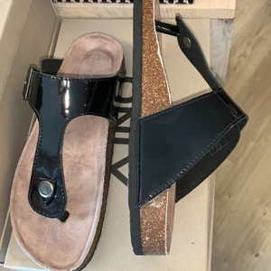 Säljer nu mina sandaler i strl 39 - Har även i strl 40 Skitsnygga, skriv för bilder hur de ser ut på så löser jag de❤️