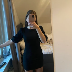 Klänning  - Säljer denna söta klänning ifrån NA-KD då den aldrig har kommit till användning💕 storlek S