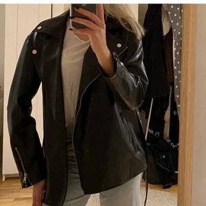 Skinnjacka - Skinnjacka, använd fåtal gånger, med band i midjan. Nypris 800kr