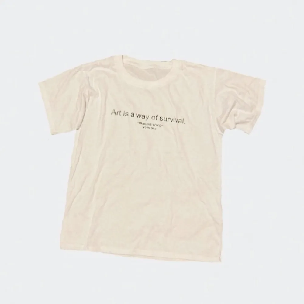 Jag tänkte sälja min Yoko Ono T-shirt! Den är jättesnygg och är enkel att göra outfits med! Om du är intresserad eller har frågor kan du skriva till mig! Frakten ingår i priset. . T-shirts.