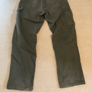 Dickies carpenterpants - Ett par coola mörkgröna Dickies carpenterbrallor, har inte använt så mycket så de är i bra skick!
