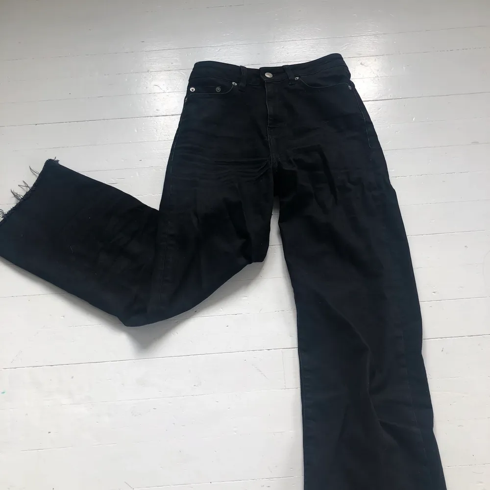 Säljer dessa svarta jeans som inte kommer till användning då de blivit för korta. Storlek xs men passar S med, köpte för 300. Jeans & Byxor.
