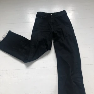 Svarta jeans - Säljer dessa svarta jeans som inte kommer till användning då de blivit för korta. Storlek xs men passar S med, köpte för 300