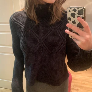 Höstig svart stickat polotröja! - Väldigt bra skick! Betalas via swish, köparen står för frakten:)