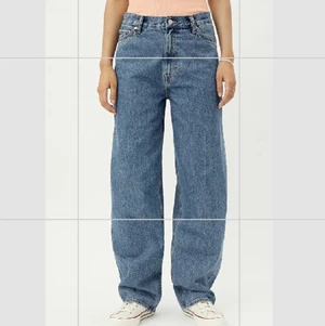 Rail baggy jeans  - Säljer ett par sparsamt använda jeans från weekday. De är i modell rail, och är midwaist . Storlek 28/32. Skriv gärna privat om ni är intresserade och vill ha fler bilder. Köp direkt för 230 kr plus frakt!