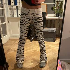 Säljer dessa coola crocker jeans i ett snyggt zebra mönster! I storlek 26 31🖤🤍🖤