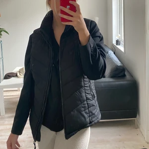  Väst - Fin väst från h&m i storelk 44 men passar bra på mig som brukar ha small/ medium❤️