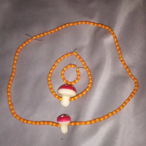 Halsband, armband o ring - Halsbandet drar man över huvudet, tråden är ganska elastisk men väldigt stark och ä nt så stor chans att knuten går upp. Armbandet är lite litet men passar mig (om du ä intressad av mått, skriv) och det ä samma tråd som på halsbandet. Ringen är lagom stor för min tumme (mått? Skriv) Ja lämmnade lite längre tråd kvar än ja brukar för att många ringar ja gjort har gått upp. 