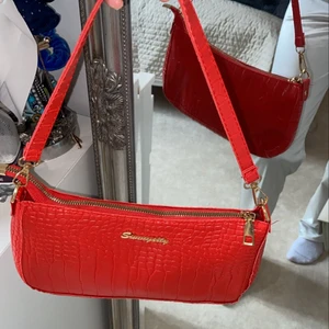 Axelväska  - Fin väska, aldrig använd 