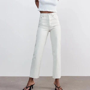 Zara High rise Straight 👖 - Nypris: 359kr, säljer för 90kr||| Zara jeansen strl 32, är i färgen Naturvit🤎Jätte fin passform, men tyvärr blivit för små för mig😩 Verkligen mina favvo jeans, och sitter som en smäck runt rumpan🙊 Jag säljer jeansen då de inte kommer till användning mer, och för att dem har blivit för små för mig🙄