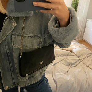 Zadig & Voltaire väska  - Säljer min marinblåa Zadig väska. Fint skick förutom en röd fläck inuti väskan, inget man lägger märke till. Frskt tillkommer. (Kedjan på bilden tillhör inte väskan utan har satt till den för att jag hittar inte den riktiga kedjan)