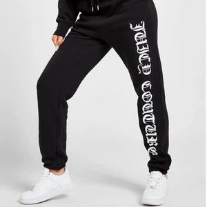 Mjukisbyxor-Helt nya - Juciy Couture- xxs och fila coca cola- xxs . Helt oanvänd med prislappen kvar. Insåg när jag fick hem dom att de var helt fel storlek. 650kr för Juciy Couture och 400 för fila eller 1000kr för båda 