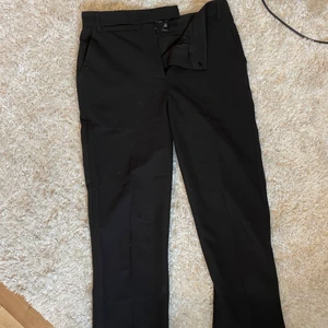 Kostymbyxor - Säljer dessa snygga kostymbyxor från ASOS som inte passar mig längre! Kommer i nyskick och är jätte bekväma😍💕