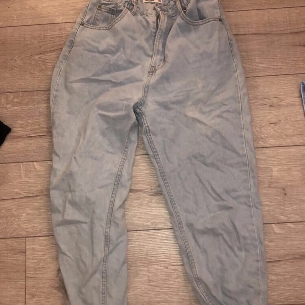 Fina mom jeans från pull & bear. För stora för mig och ej min stil. Inga skador men !!!OBS!!! BEHÖVER STRYKAS!! Minns ej nypris. Frakt 66 kr eller mötas i Stockholm❤️. Jeans & Byxor.