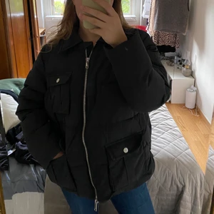 Ganni vinterjacka - Säljer denna vinterjacka från Ganni i storlek 38. Köpt förra vintern för 3800 men den är inte särskilt använd.