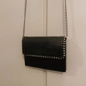 Väska - Säljer denna väska med nitar från zara, har en lång kedja men går att justera💖💖