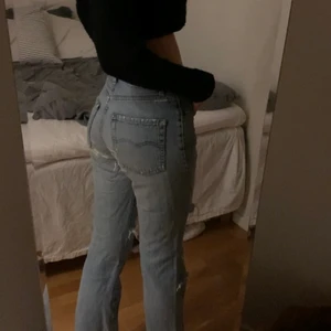 Jeans - Säljer nu mina absoluta favvo jeans genom alla tider från märket GUL&BLÅ pga att jag tyvärr växt ur dem 💙 De är ganska slitna men sitter ändå skit snyggt på!  Hoppas nu de kan få ett nytt hem :) BUDA I KOMMENTARERNA! 