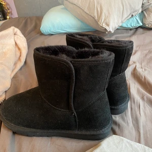 Vinterskor  - Endast använda en gång förra vintern och är helt ny impregnerade så de ska tåla slask och snö i vintern. Supermysiga och varma på insidan. Endast lite dammiga då de legat i  lådan sen förra vintern, men detta går lätt att torka bort💕 det är storlek 40 me