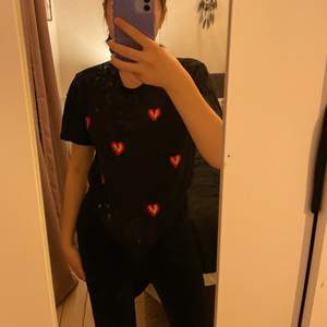 en as söt och fin t-shirt från MONKI med rosa/röda hjärtan på. använder ej längre därför jag säljer den 💗😍 kolla gärna resten av mina inlägg 💗☺️