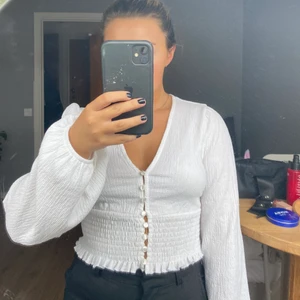 Blus  - Blus från Monki. Storlek XS. Använd ett fåtal gånger.