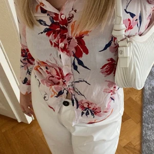 Blommig gant skjorta - Blommig gant skjorta, storlek 36. Kontakta mig för fler bilder, köparen står för frakten ❤️